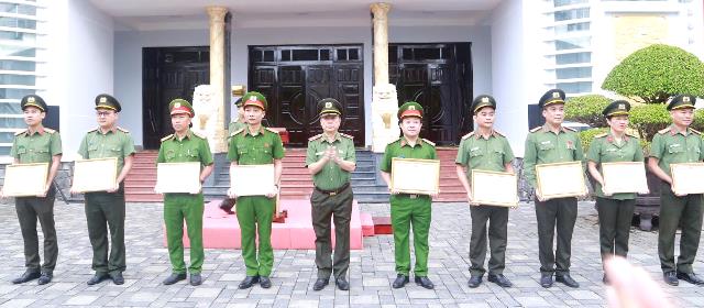 Đà Nẵng: Nhiều tập thể, cá nhân được Bộ Công an, UBND thành phố tặng Bằng khen