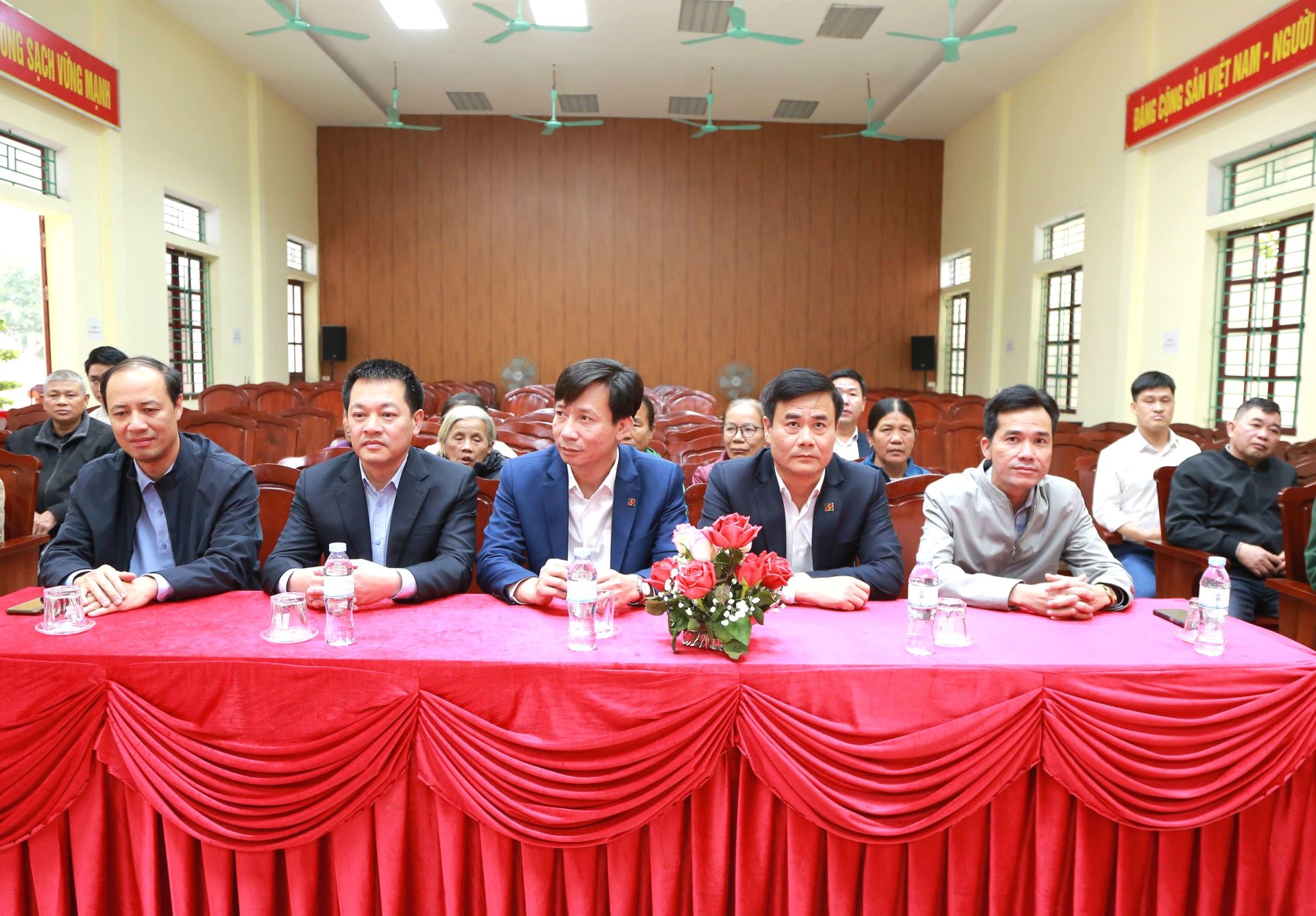 C&aacute;c đại biểu dự buổi lễ trao qu&agrave;