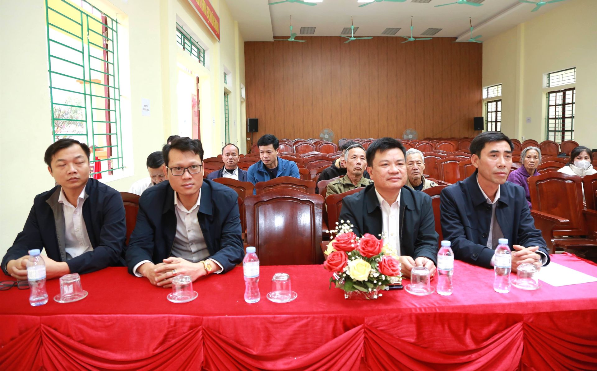 C&aacute;c đại biểu dự buổi lễ trao qu&agrave;