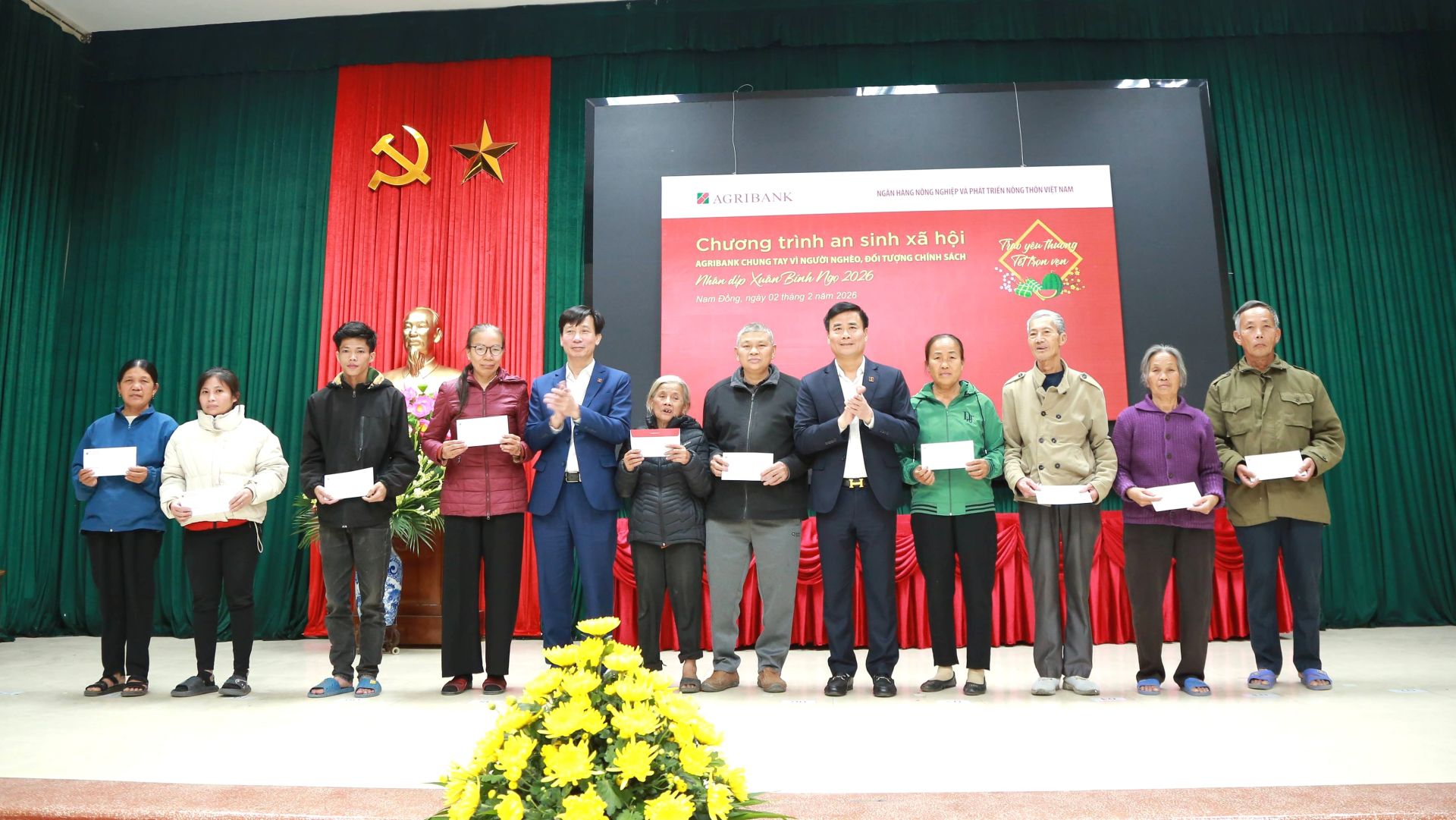 Agribank trao 600 suất quà Tết tới các gia đình chính sách có hoàn cảnh khó khăn xã Nam Đồng, Ninh Bình