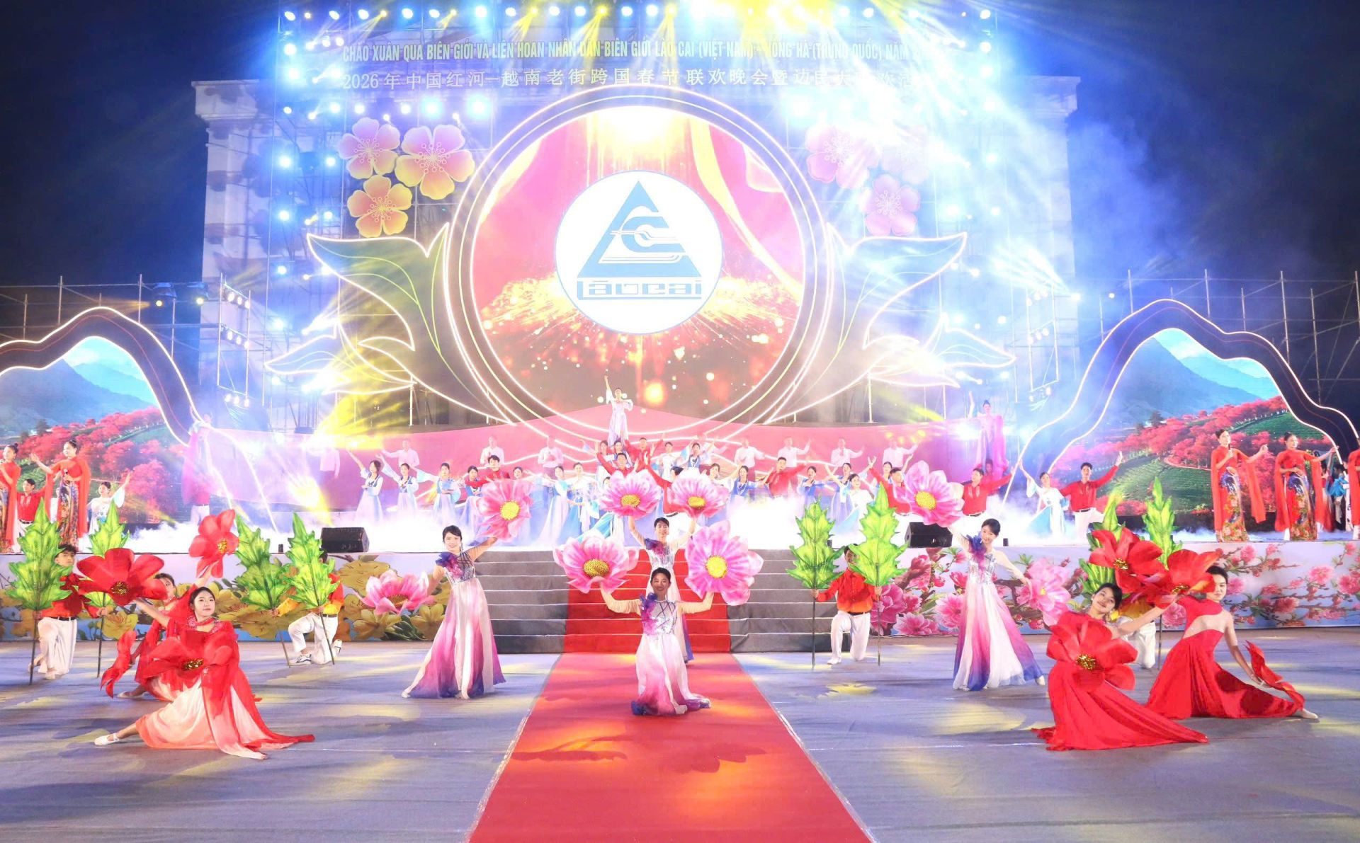 Lào Cai lan tỏa văn hóa Việt, thắt chặt hữu nghị qua giao lưu văn nghệ chào Xuân biên giới
