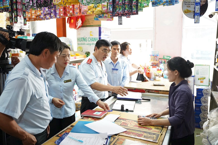 C&aacute;n bộ chuy&ecirc;n m&ocirc;n tuy&ecirc;n truyền, nhắc nhở tiểu thương thực hiện đ&uacute;ng quy định về an to&agrave;n thực phẩm