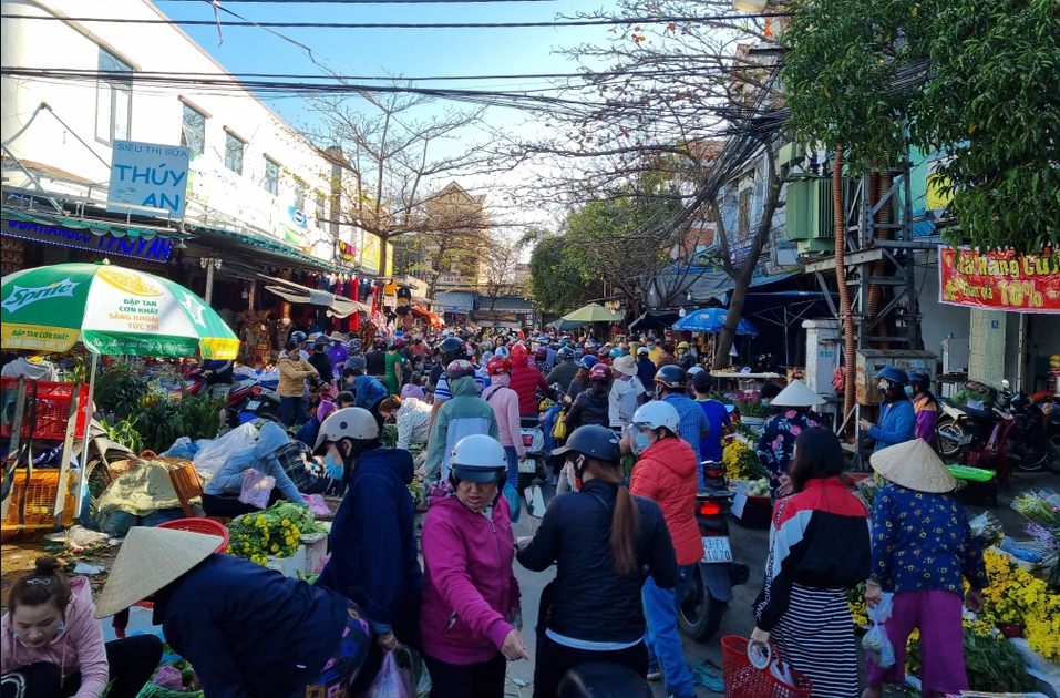 Người d&acirc;n Thủ đ&ocirc; mua sắm tại c&aacute;c chợ truyền thống dịp cận Tết. Ảnh: KT
