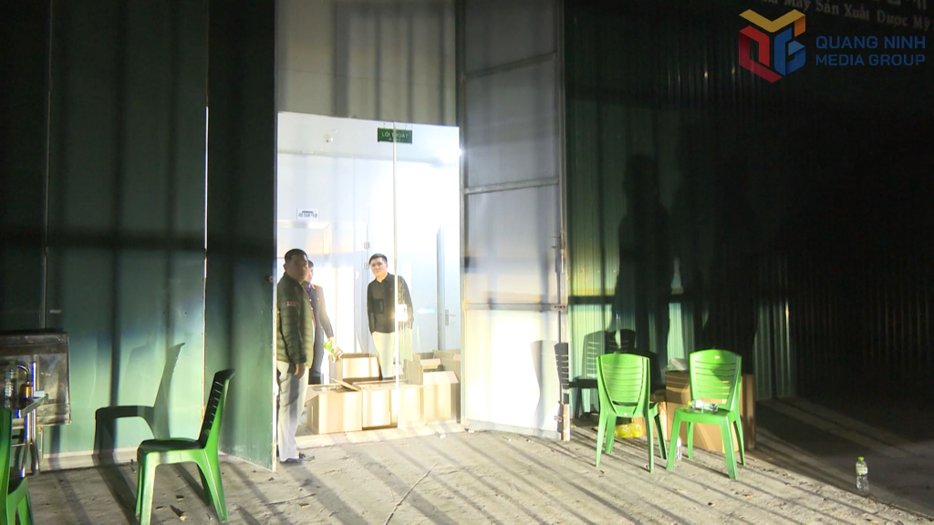 Ph&ograve;ng Cảnh s&aacute;t kinh tế (C&ocirc;ng an tỉnh Quảng Ninh) đ&atilde; đột k&iacute;ch bắt quả tang xưởng sản xuất mỹ phẩm giả do Vũ Thị Thu H&agrave; cầm đầu tại Cụm c&ocirc;ng nghiệp H&agrave; Kh&aacute;nh, phường Cao Xanh