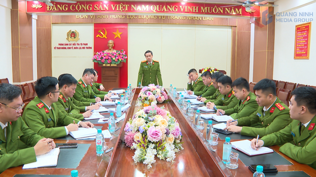 L&atilde;nh đạo ph&ograve;ng Cảnh s&aacute;t kinh tế (C&ocirc;ng an tỉnh Quảng Ninh) y&ecirc;u cầu c&aacute;c đội nghiệp vụ tăng cường b&aacute;m, nắm t&igrave;nh h&igrave;nh, đấu tranh bắt, xử l&yacute; tận gốc đối tượng cầm đầu c&aacute;c đường d&acirc;y, ổ nh&oacute;m sản xuất h&agrave;ng giả