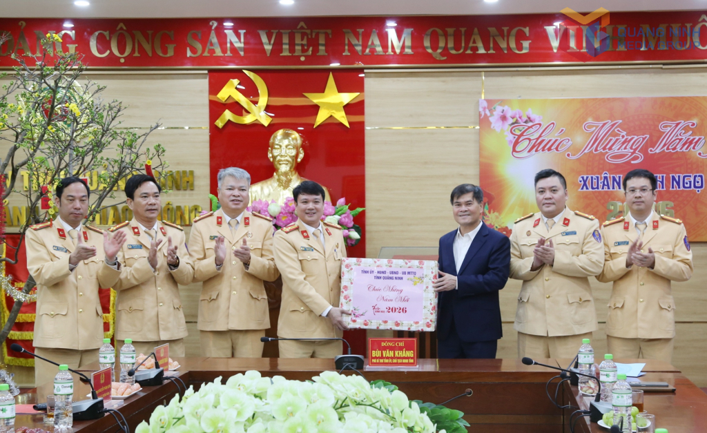 &Ocirc;ng B&ugrave;i Văn Khắng, Chủ tịch UBND tỉnh Quảng Ninh tặng qu&agrave;, ch&uacute;c Tết c&aacute;n bộ, chiến sĩ Ph&ograve;ng Cảnh s&aacute;t giao th&ocirc;ng