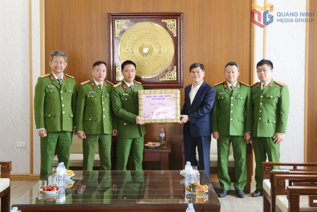 &Ocirc;ng B&ugrave;i Văn Khắng, Chủ tịch UBND tỉnh Quảng Ninh tặng qu&agrave;, ch&uacute;c Tết c&aacute;n bộ, chiến sĩ Ph&ograve;ng Cảnh s&aacute;t h&igrave;nh sự