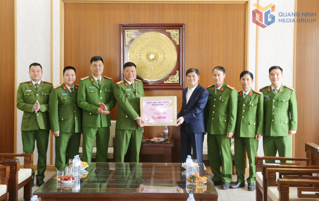 &Ocirc;ng B&ugrave;i Văn Khắng, Chủ tịch UBND tỉnh Quảng Ninh tặng qu&agrave;, ch&uacute;c Tết c&aacute;n bộ, chiến sĩ Ph&ograve;ng Cảnh s&aacute;t điều tra tội phạm về ma t&uacute;y