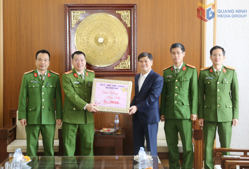 &Ocirc;ng B&ugrave;i Văn Khắng, Chủ tịch UBND tỉnh Quảng Ninh tặng qu&agrave;, ch&uacute;c Tết c&aacute;n bộ, chiến sĩ Ph&ograve;ng Cảnh s&aacute;t ph&ograve;ng ch&aacute;y, chữa ch&aacute;y v&agrave; cứu nạn, cứu hộ