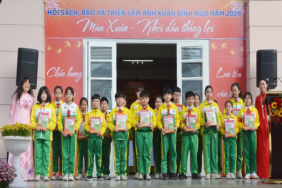 Đại diện nh&agrave; t&agrave;i trợ &ldquo;Mừng tuổi s&aacute;ch&rdquo; tới 50 học sinh Trường Tiểu học Trưng Vương