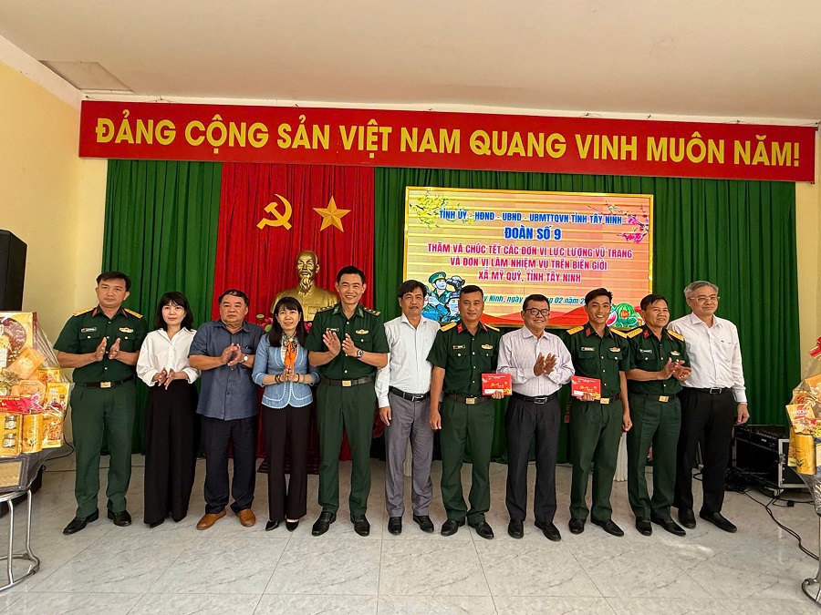 Đoàn công tác tỉnh Tây Ninh thăm, chúc Tết lực lượng vũ trang làm nhiệm vụ trên tuyến biên giới
