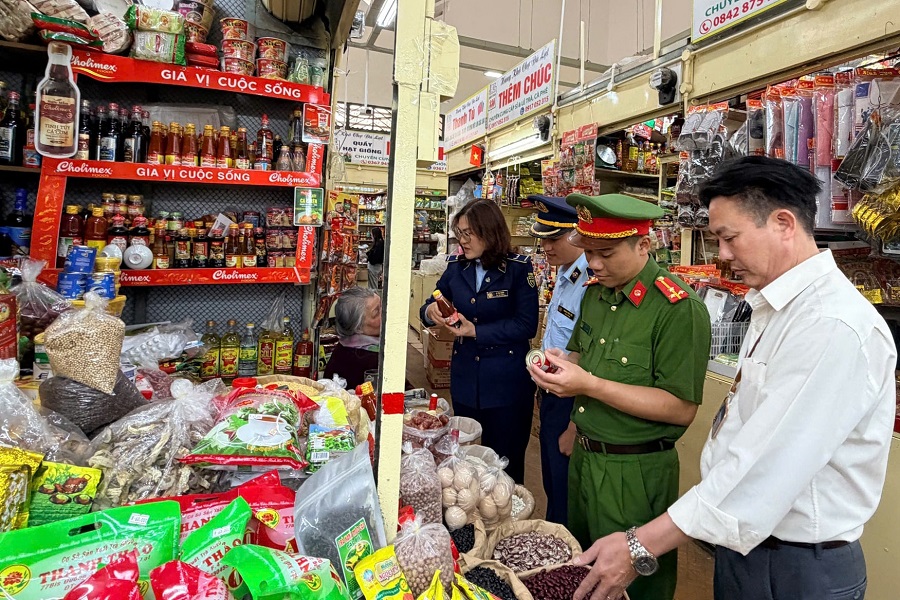 Đo&agrave;n kiểm tra li&ecirc;n ng&agrave;nh tiến h&agrave;nh kiểm tra c&aacute;c cơ sở kinh doanh thực phẩm tại khu vực chợ truyền thống