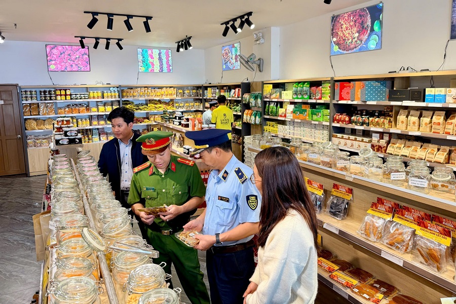 Đo&agrave;n kiểm tra li&ecirc;n ng&agrave;nh tiến h&agrave;nh kiểm tra tại 1 cơ sở kinh doanh thực phẩm