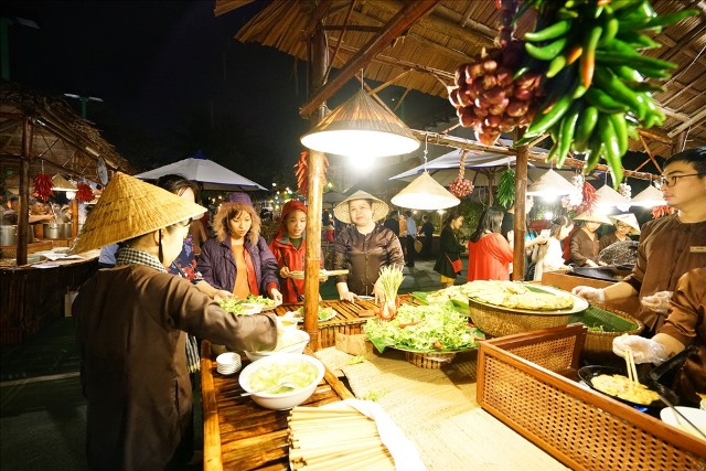 Chuỗi hoạt động kh&ocirc;ng chỉ g&oacute;p phần bảo tồn, lan tỏa gi&aacute; trị văn h&oacute;a truyền thống m&agrave; c&ograve;n tạo kh&ocirc;ng gian sinh hoạt cộng đồng &yacute; nghĩa, mang đến cho mỗi người d&acirc;n Việt hiện sinh sống trong v&agrave; ngo&agrave;i nước khi c&oacute; dịp về thăm qu&ecirc; hương khi xu&acirc;n về.