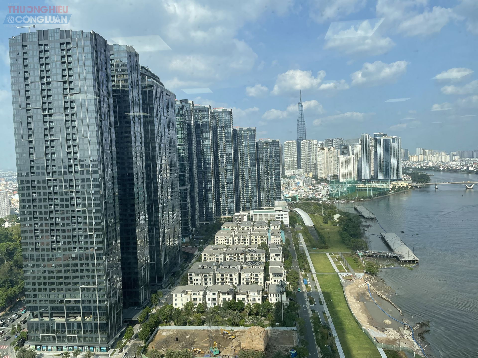 Năm 2026, ước t&iacute;nh khoảng 30,000 - 35,000 căn hộ được mở b&aacute;n tr&ecirc;n to&agrave;n thị trường. Nguồn cung mới tiếp tục tập trung tại khu Đ&ocirc;ng TP. HCM, T&acirc;y Ninh (Long An cũ).