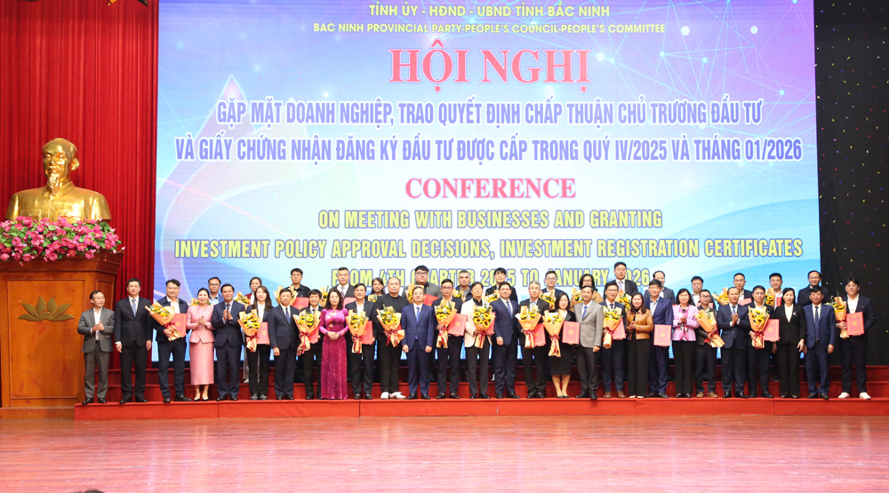 C&aacute;c đồng ch&iacute; l&atilde;nh đạo tỉnh chụp ảnh lưu niệm với c&aacute;c nh&agrave; đầu tư.