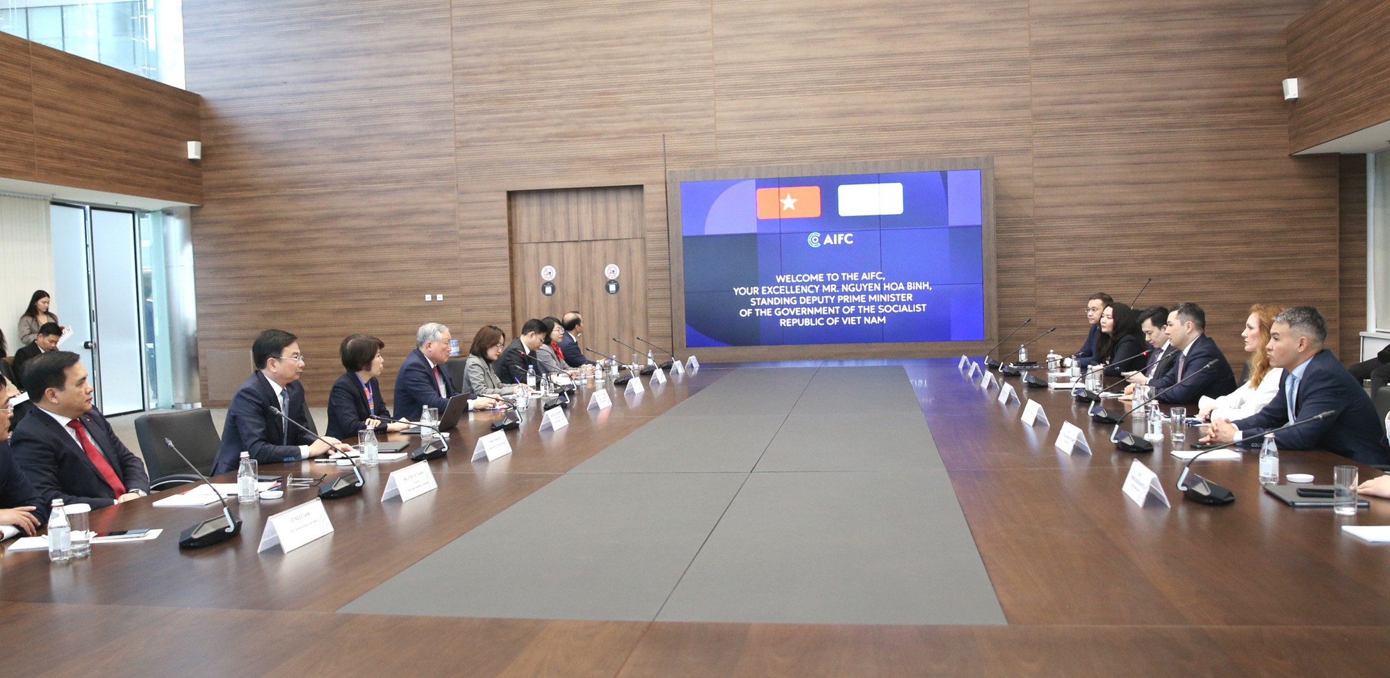 Thống đốc AIFC v&agrave; c&aacute;c l&atilde;nh đạo cơ quan điều h&agrave;nh AIFC đ&atilde; lần lượt giới thiệu về c&aacute;c bộ phận của AIFC v&agrave; trả lời cụ thể, chi tiết c&aacute;c c&acirc;u hỏi từ th&agrave;nh vi&ecirc;n đo&agrave;n c&ocirc;ng t&aacute;c của Ch&iacute;nh phủ Việt Nam