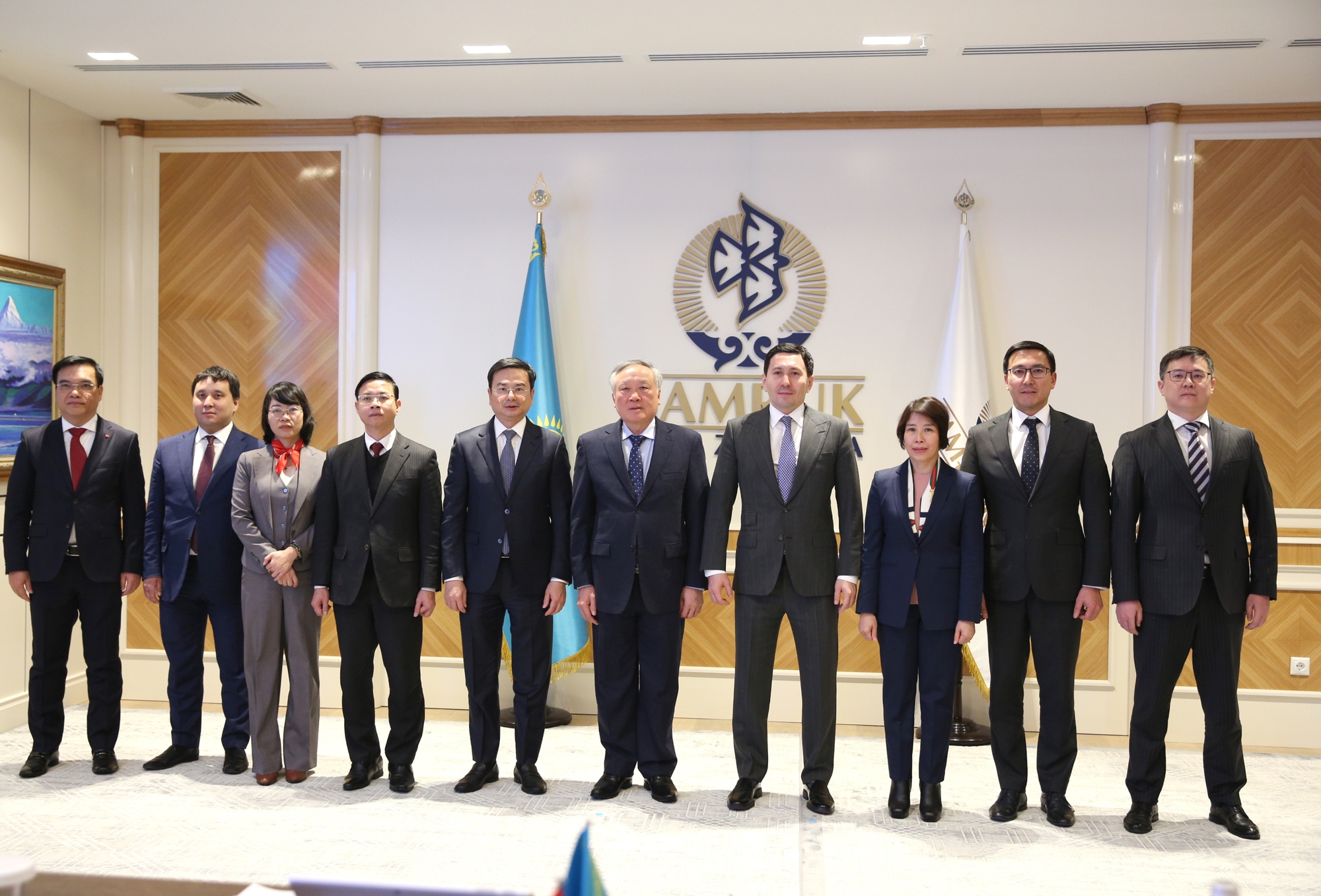 Ph&oacute; Thủ tướng Thường trực Ch&iacute;nh phủ Nguyễn Ho&agrave; B&igrave;nh đề nghị Quỹ Samruk-Kazyna c&ugrave;ng th&uacute;c đẩy h&igrave;nh th&agrave;nh v&agrave; ph&aacute;t triển c&aacute;c chuỗi gi&aacute; trị, kết nối kinh tế-t&agrave;i ch&iacute;nh giữa hai nước