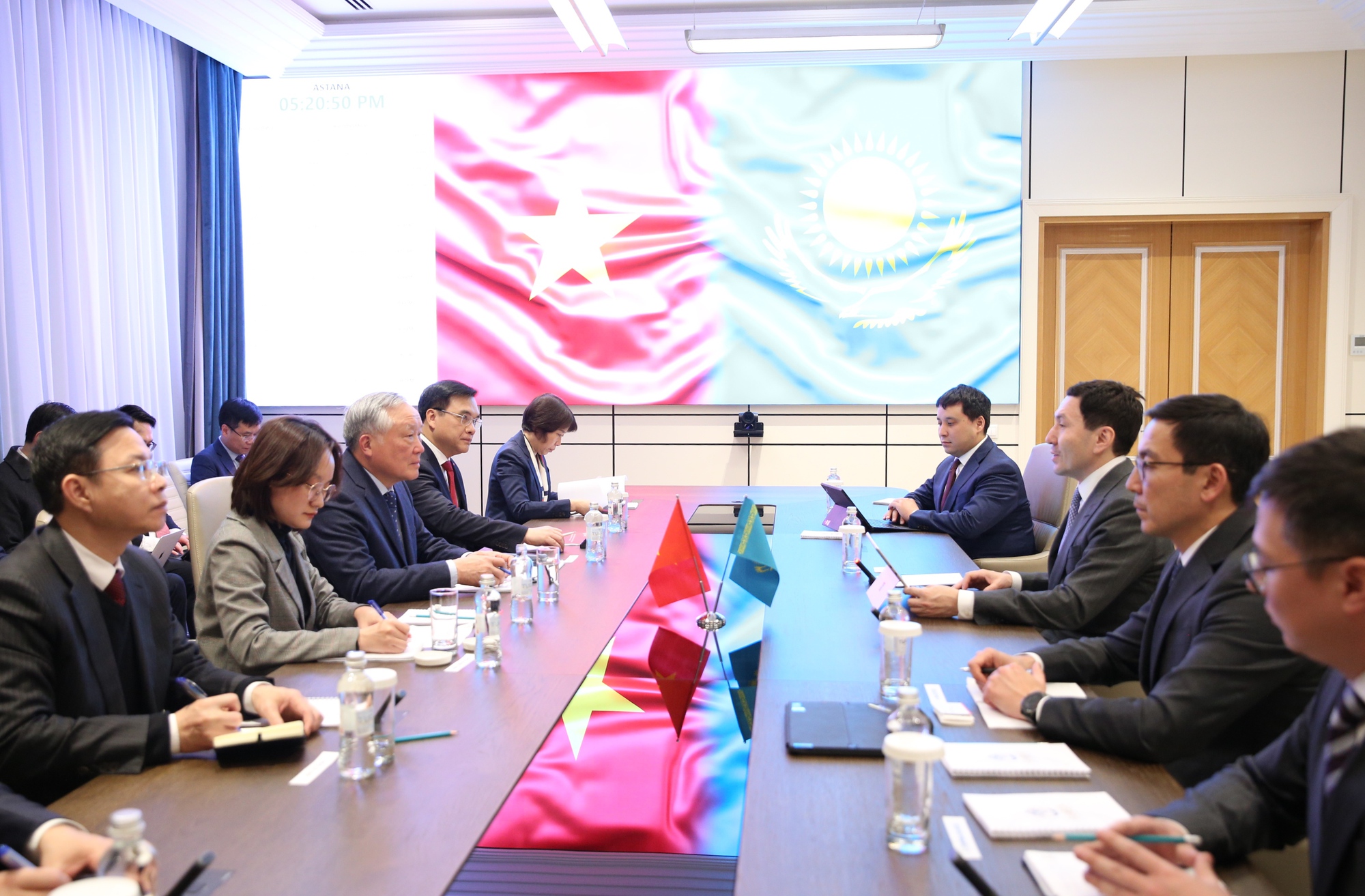 Ph&oacute; Thủ tướng Thường trực Ch&iacute;nh phủ gặp &ocirc;ng Nurlan Zhakupov-T&ocirc;̉ng Giám đ&ocirc;́c Quỹ Đ&acirc;̀u tư Qu&ocirc;́c gia Kazakhstan Samruk-Kazyna (Quỹ Samruk-Kazyna)