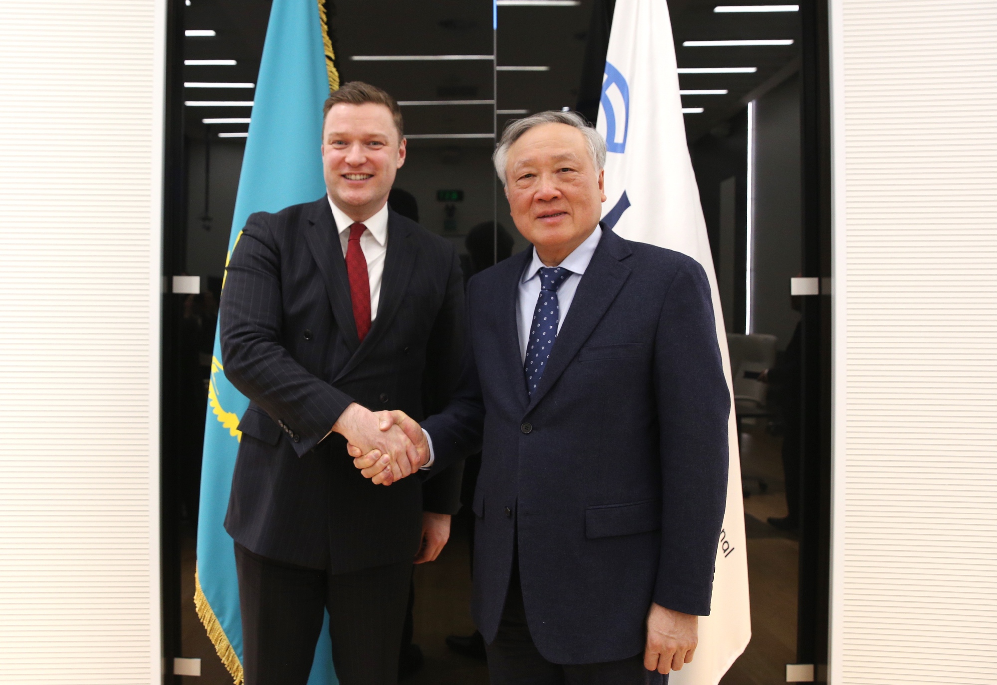 Ph&oacute; Thủ tướng Thường trực Ch&iacute;nh phủ Nguyễn H&ograve;a B&igrave;nh v&agrave; &ocirc;ng Christopher Campbell-Holt, T&ocirc;̉ng Giám đ&ocirc;́c Tòa án AIFC