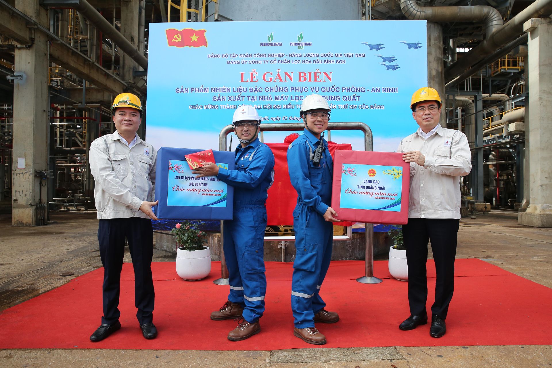 Đồng ch&iacute; Nguyễn Ho&agrave;ng Giang - Ủy vi&ecirc;n Trung ương Đảng, Chủ tịch UBND tỉnh Quảng Ng&atilde;i (b&igrave;a phải) v&agrave; đồng ch&iacute; L&ecirc; Ngọc Sơn - B&iacute; thư Đảng ủy, Chủ tịch HĐTV Petrovietnam trao qu&agrave; Tết cho người lao động BSR