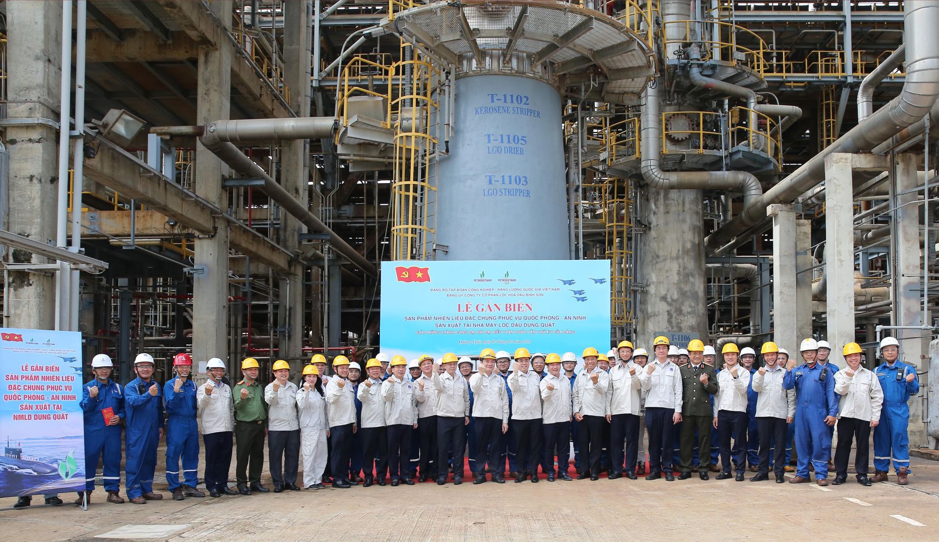 C&aacute;c đại biểu chụp ảnh lưu niệm với người lao động BSR