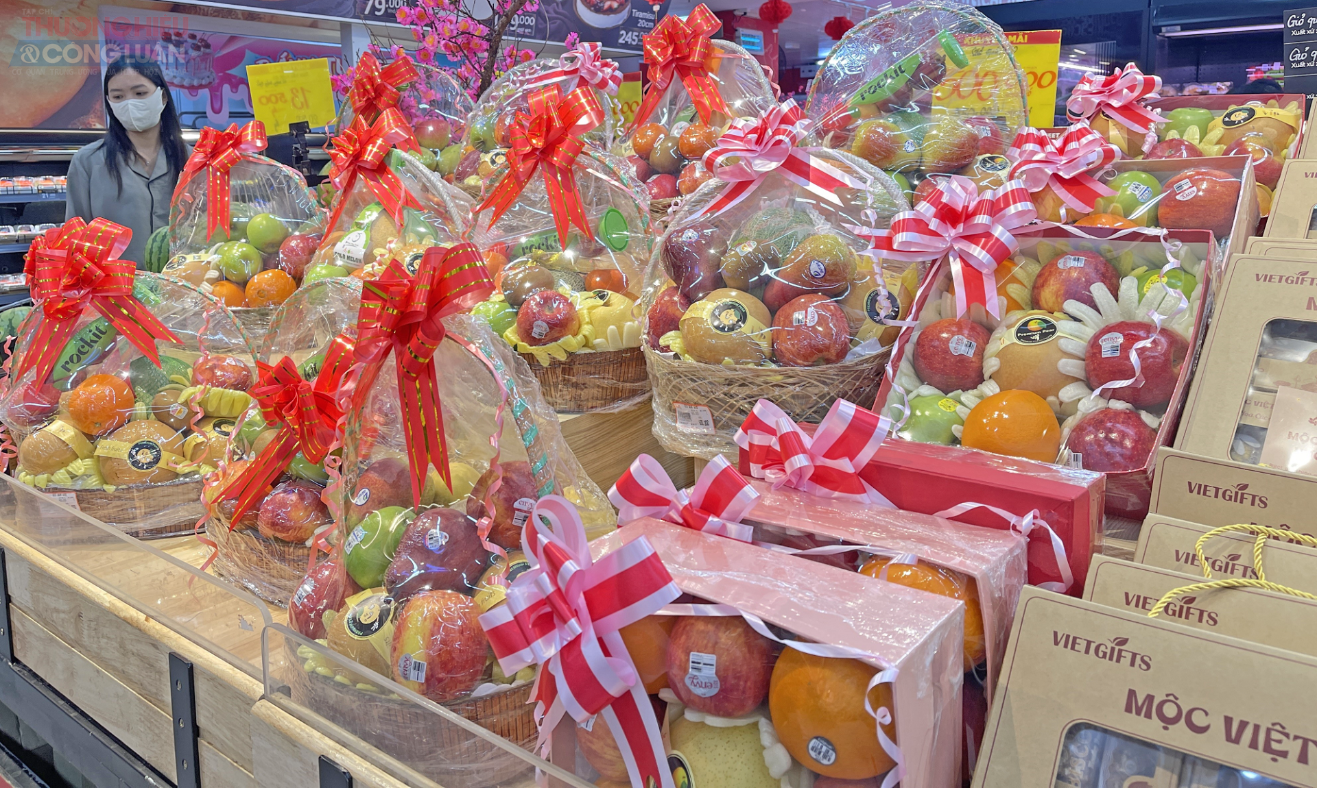 Hình 2: Giỏ quà nông sản Việt với trái cây ngày càng được ưa chuộng trong dịp Tết nhờ tính thiết thực và nguồn gốc rõ ràng. Hình 2: Giỏ quà nông sản Việt với trái cây ngày càng được ưa chuộng trong dịp Tết nhờ tính thiết thực và nguồn gốc rõ ràng.