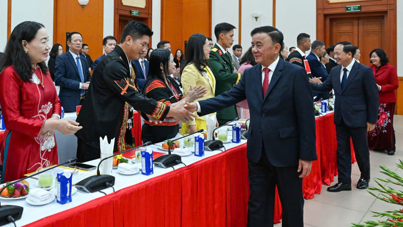 Đồng chí Trần Cẩm Tú, Ủy viên Bộ Chính trị, Thường trực Ban Bí thư với các Bí thư chi bộ xuất sắc toàn quốc năm 2026. (Ảnh: DUY LINH) Đồng chí Trần Cẩm Tú, Ủy viên Bộ Chính trị, Thường trực Ban Bí thư với các Bí thư chi bộ xuất sắc toàn quốc năm 2026. (Ảnh: DUY LINH)