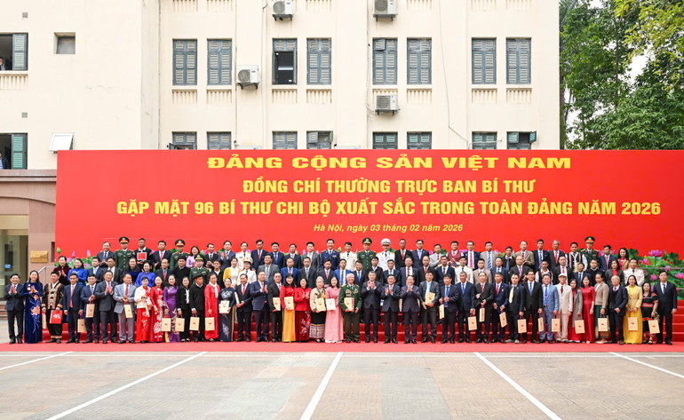 Các đồng chí lãnh đạo Đảng, Nhà nước cùng 96 Bí thư chi bộ xuất sắc toàn quốc. (Ảnh: DUY LINH) Các đồng chí lãnh đạo Đảng, Nhà nước cùng 96 Bí thư chi bộ xuất sắc toàn quốc. (Ảnh: DUY LINH)