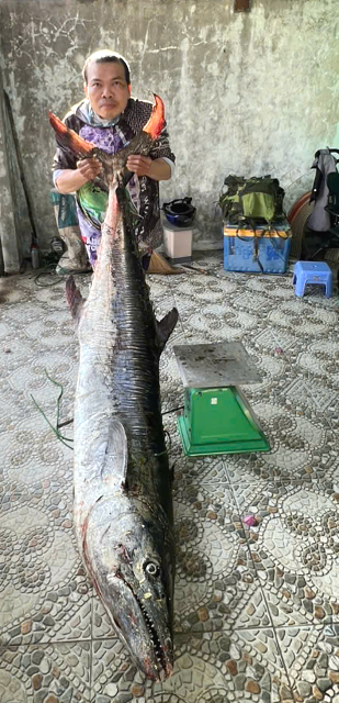 Anh Văn Hải b&ecirc;n con c&aacute; khủng c&acirc;u được.