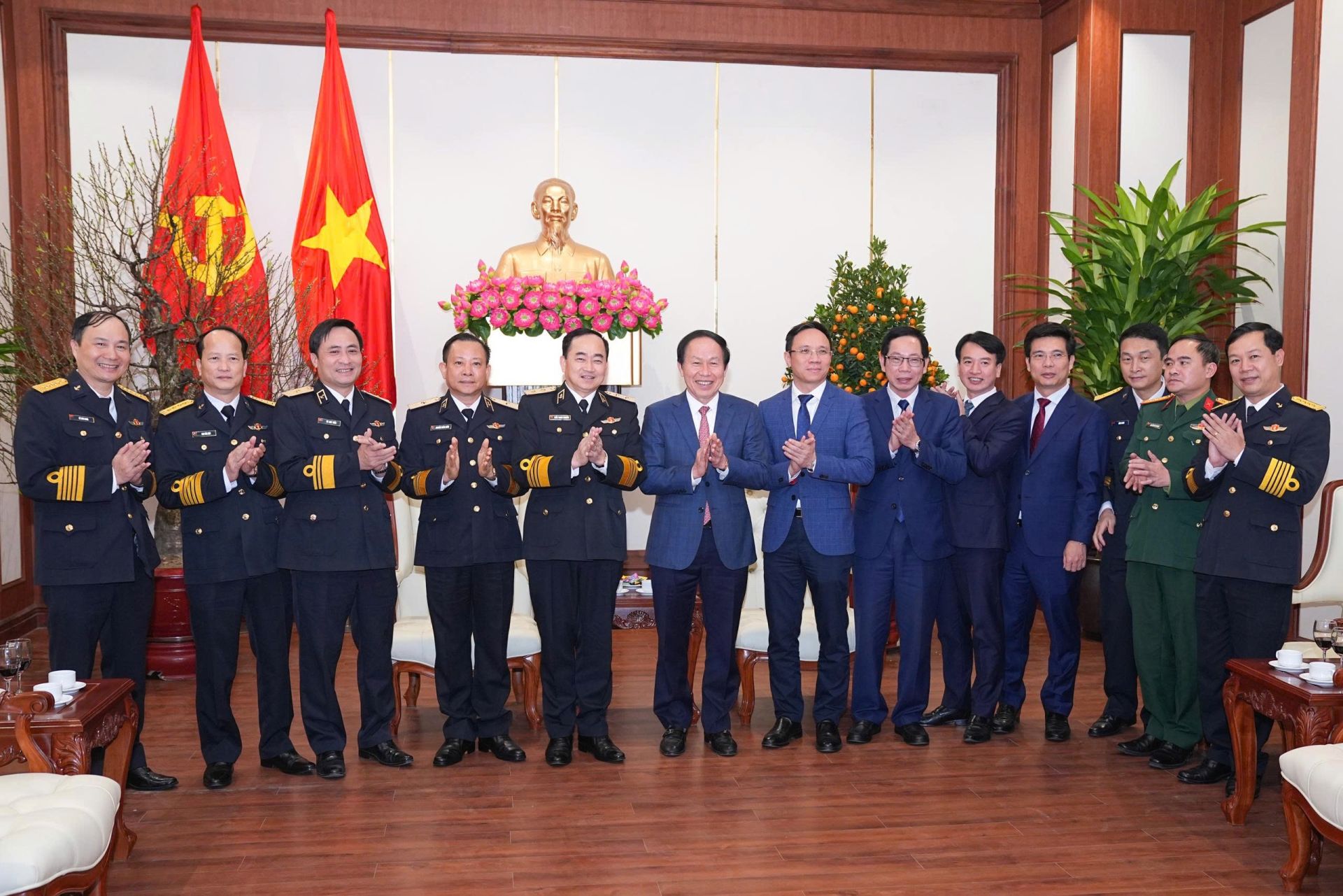 L&atilde;nh đạo Bộ Tư lệnh Hải qu&acirc;n v&agrave; th&agrave;nh phố.