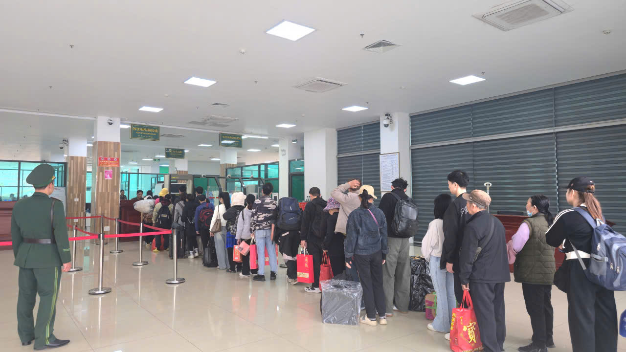 C&aacute;n bộ, chiến sĩ Đồn Bi&ecirc;n ph&ograve;ng Cửa khẩu quốc tế L&agrave;o Cai thực hiện nhiệm vụ kiểm so&aacute;t xuất nhập cảnh, bảo đảm an ninh trật tự, tạo thuận lợi cho hoạt động th&ocirc;ng quan tại cửa khẩu.