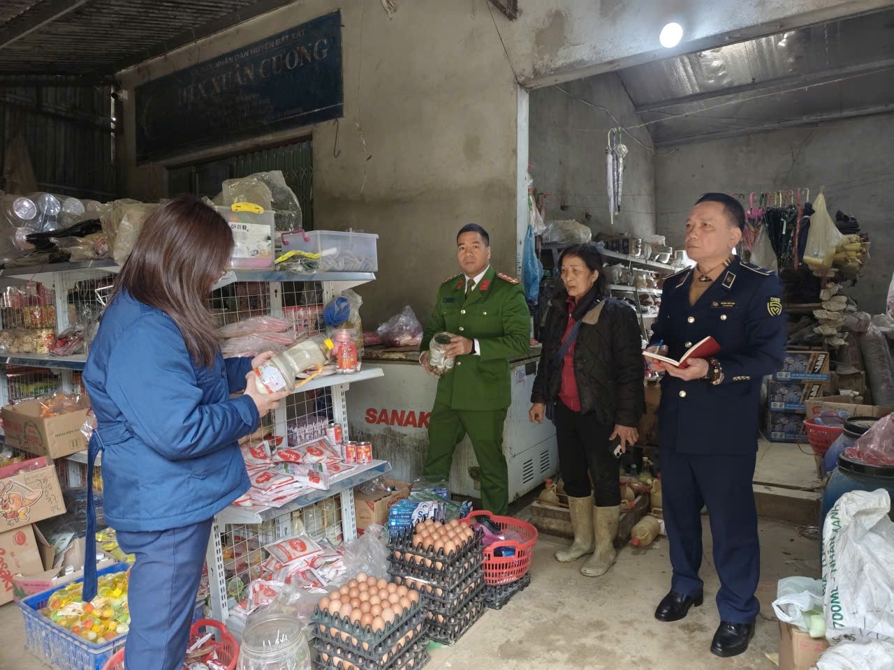 Lào Cai: Siết chặt thị trường dịp Tết, Tổ QLTT Bát Xát xử phạt 146 triệu đồng các hành vi vi phạm