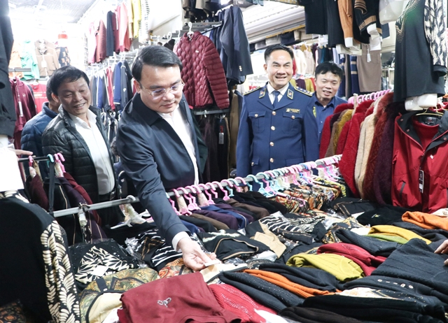 Đoàn công tác kiểm tra xuất xứ hàng hóa tại quầy hàng quần áo ở Chợ Vinh. Đoàn công tác kiểm tra xuất xứ hàng hóa tại quầy hàng quần áo ở Chợ Vinh.