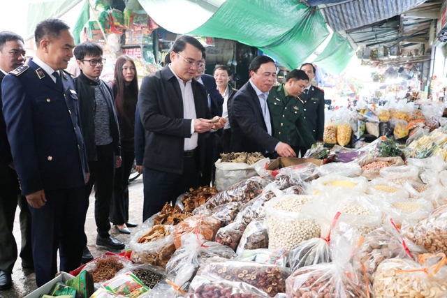 Tăng cường kiểm tra, giữ ổn định thị trường dịp Tết tại trung tâm kinh tế Nghệ An