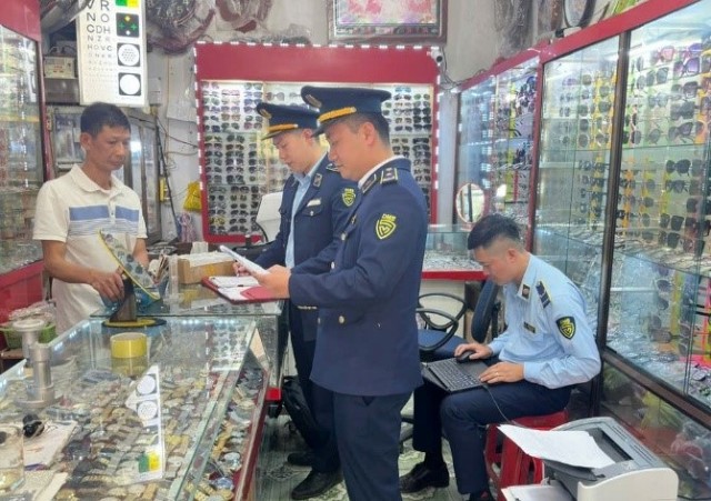 Nghệ An: Buôn bán kính mắt giả, một hộ kinh doanh bị xử phạt và buộc tiêu hủy hàng hóa