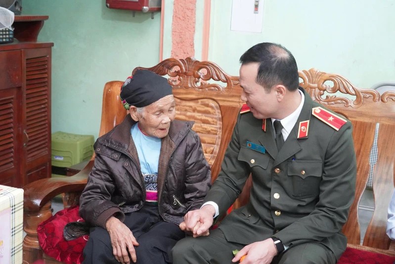 Giám đốc Công an tỉnh Thanh Hóa thăm, tặng quà hộ gia đình chính sách tại xã Ngọc Lặc