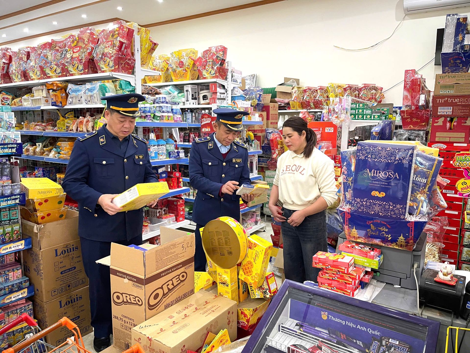 Lực lượng Quản lý thị trường Lạng Sơn tăng cường kiểm tra hàng hóa Lực lượng Quản lý thị trường Lạng Sơn tăng cường kiểm tra hàng hóa