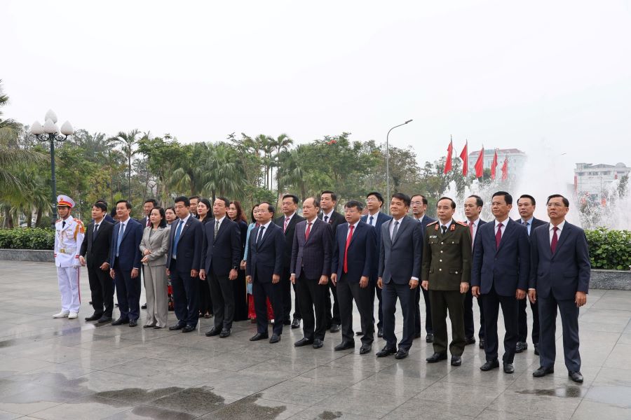 Đo&agrave;n l&atilde;nh đạo tỉnh H&agrave; Tĩnh d&acirc;ng hương, d&acirc;ng hoa tưởng niệm Chủ tịch Hồ Ch&iacute; Minh tại Khu lưu niệm B&aacute;c Hồ