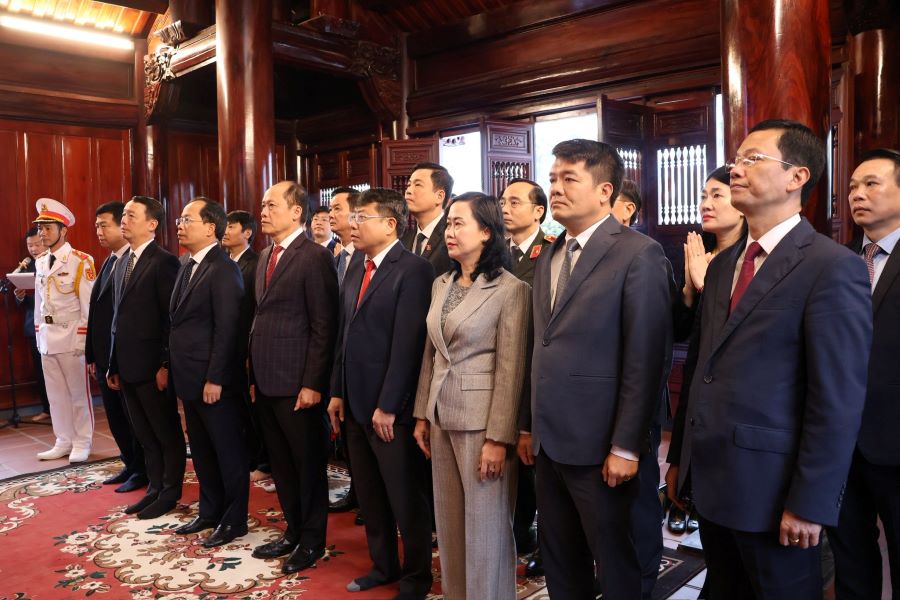 C&aacute;c đồng ch&iacute; l&atilde;nh đạo tỉnh H&agrave; Tĩnh d&acirc;ng hương trước b&agrave;n thờ Chủ tịch Hồ Ch&iacute; Minh tại Nh&agrave; lưu niệm B&aacute;c Hồ