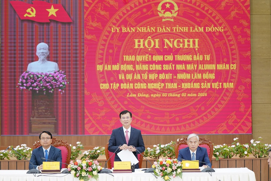 L&atilde;nh đạo tỉnh L&acirc;m Đồng v&agrave; đại diện Tập đo&agrave;n C&ocirc;ng nghiệp Than - Kho&aacute;ng sản Việt Nam tại Hội nghị trao chủ trương đầu tư c&aacute;c dự &aacute;n