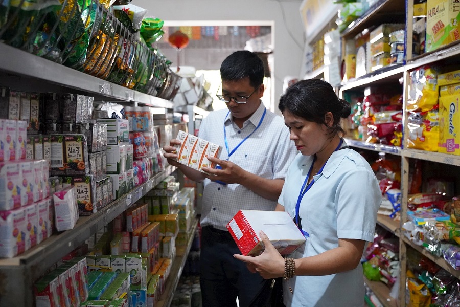 Lực lượng chức năng kiểm tra nguồn gốc, nh&atilde;n m&aacute;c thực phẩm b&agrave;y b&aacute;n tại 1 cơ sở kinh doanh