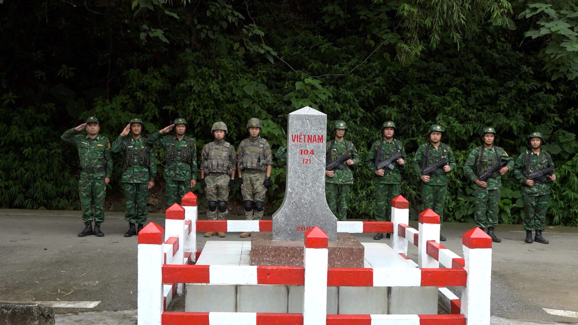 Đồn Bi&ecirc;n ph&ograve;ng Cửa khẩu quốc tế L&agrave;o Cai phối hợp tuần tra song phương với Trạm Hội ngộ &ndash; Hội đ&agrave;m khu vực H&agrave; Khẩu (Trung Quốc), g&oacute;p phần giữ vững an ninh trật tự, h&ograve;a b&igrave;nh, ổn định tr&ecirc;n tuyến bi&ecirc;n giới Việt Nam &ndash; Trung Quốc.