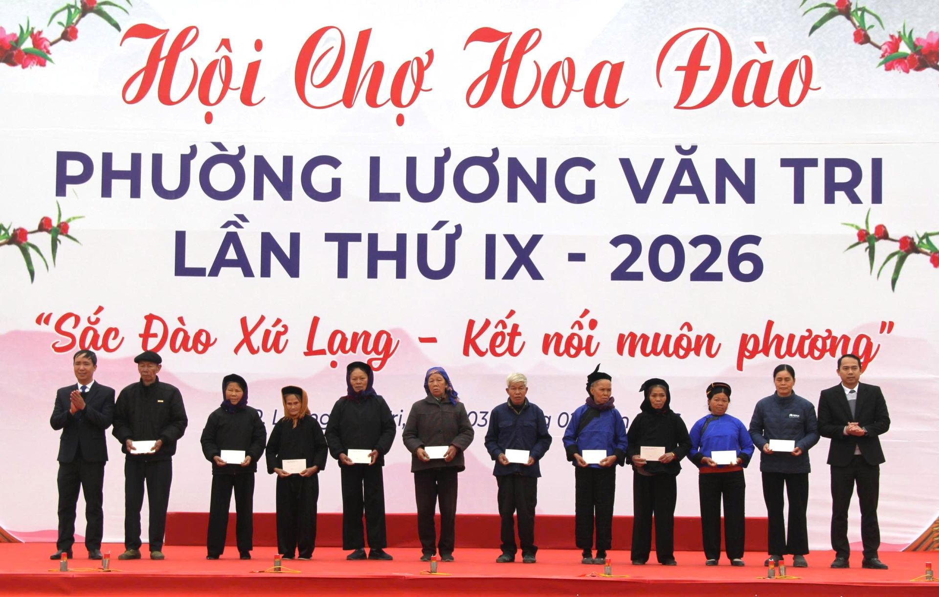 L&atilde;nh đạo phường Lương Văn Tri tặng qu&agrave; Tết cho đại diện c&aacute;c gia đ&igrave;nh c&oacute; ho&agrave;n cảnh kh&oacute; khăn tr&ecirc;n địa b&agrave;n