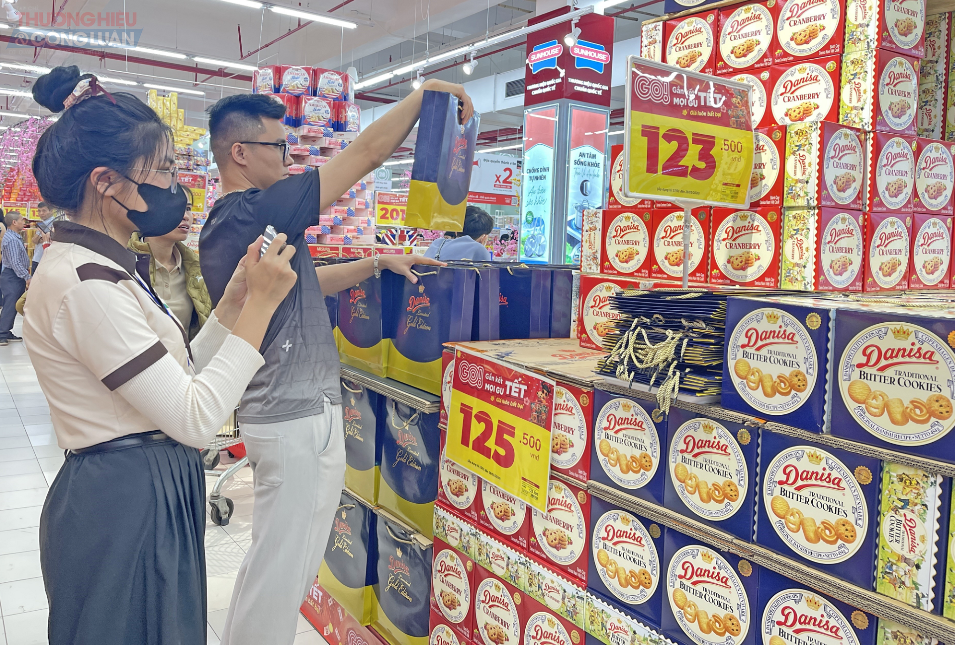 Trong giỏ quà Tết, hàng Việt ở lại