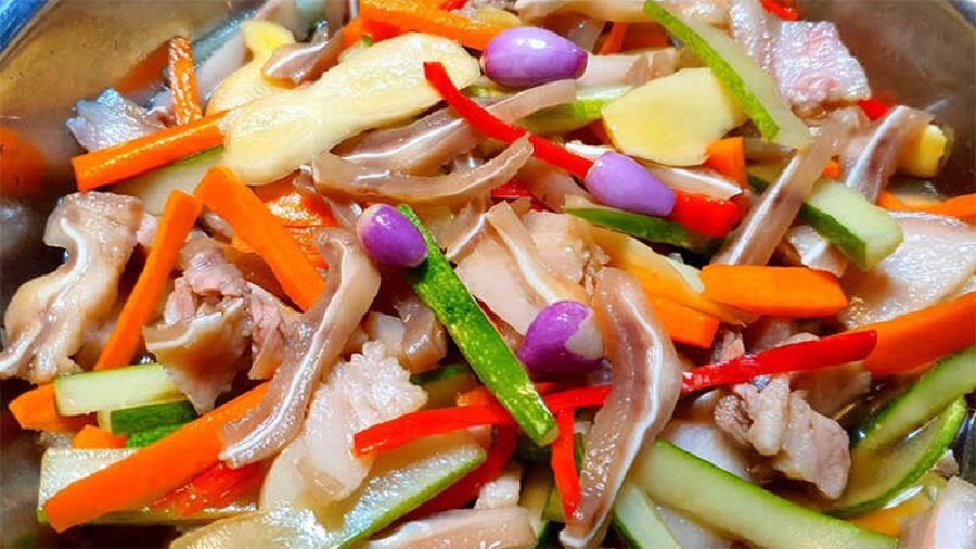 Tai heo ng&acirc;m giấm chua ngọt: M&oacute;n ăn gi&ograve;n tan từ ẩm thực Việt