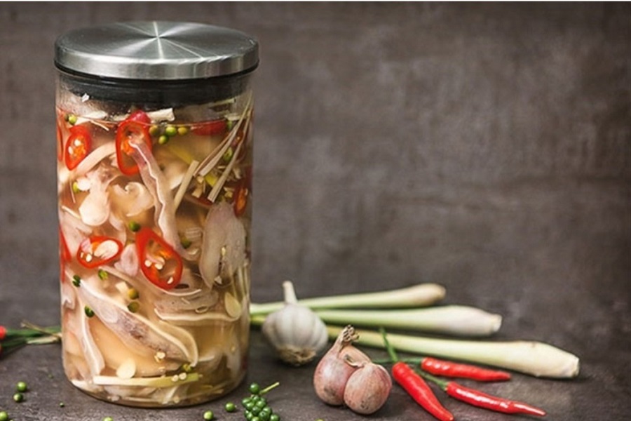 Tai heo ngâm giấm chua ngọt: Món ăn giòn tan từ ẩm thực Việt