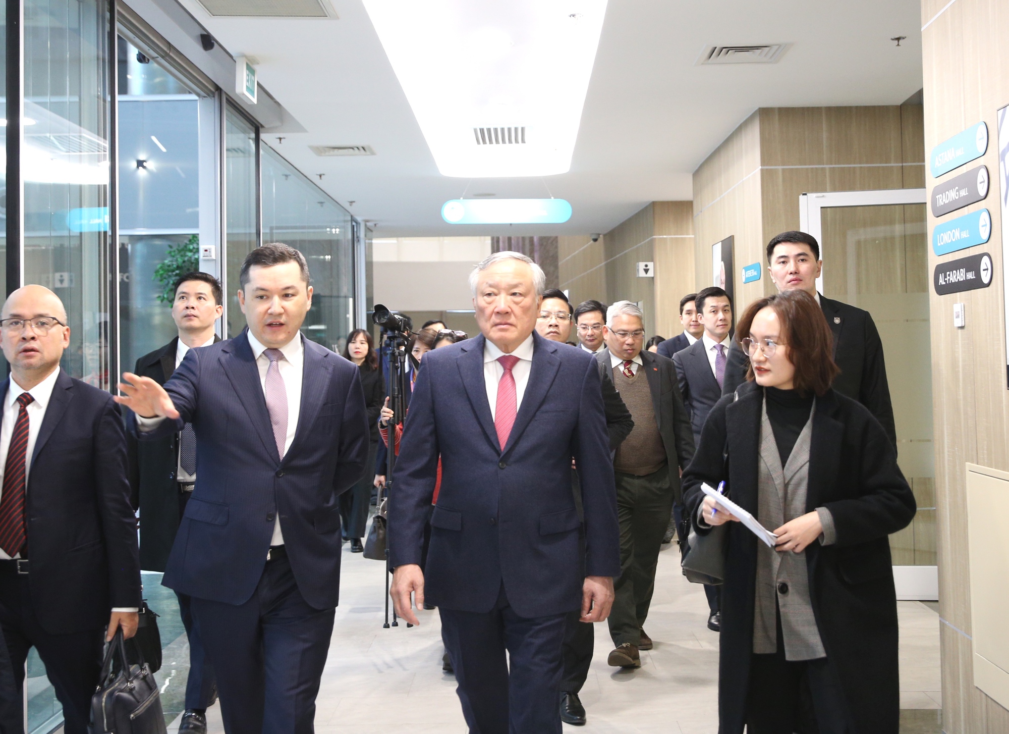 Ph&oacute; Thủ tướng Thường trực Nguyễn H&ograve;a B&igrave;nh nghe giới thiệu khi tham quan Trung t&acirc;m t&agrave;i ch&iacute;nh quốc tế Astana (AIFC)