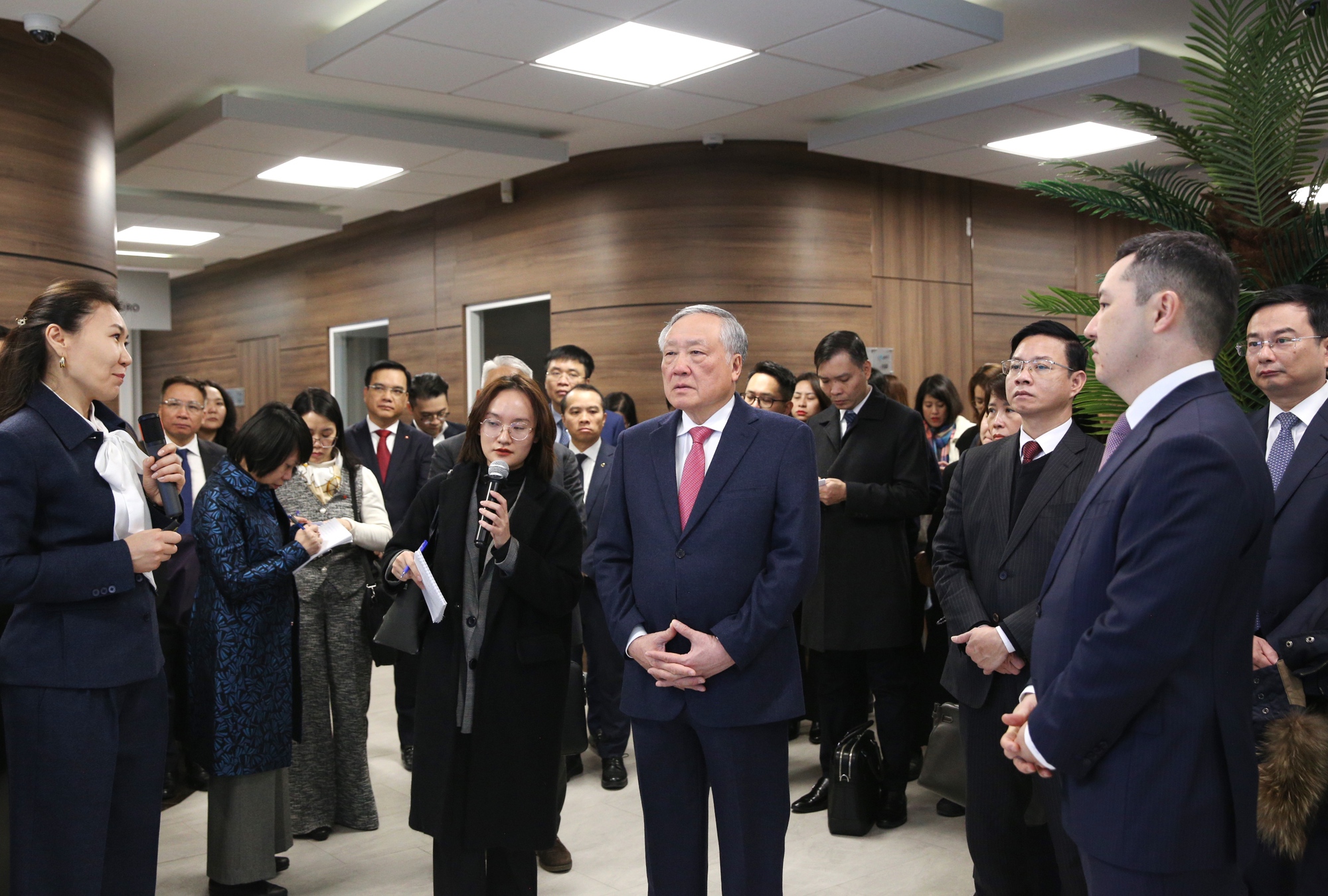 Ph&oacute; Thủ tướng Thường trực Nguyễn H&ograve;a B&igrave;nh tham quan Trung t&acirc;m t&agrave;i ch&iacute;nh quốc tế Astana (AIFC)