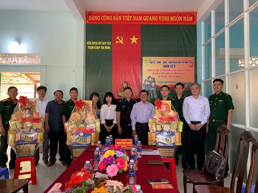: Đoàn công tác đã trao quà, gửi lời chúc mừng năm mới tốt đẹp nhất đến toàn thể cán bộ, chiến sĩ các đơn vị làm nhiệm vụ trên tuyến biên giới xã Mỹ Quý. : Đoàn công tác đã trao quà, gửi lời chúc mừng năm mới tốt đẹp nhất đến toàn thể cán bộ, chiến sĩ các đơn vị làm nhiệm vụ trên tuyến biên giới xã Mỹ Quý.